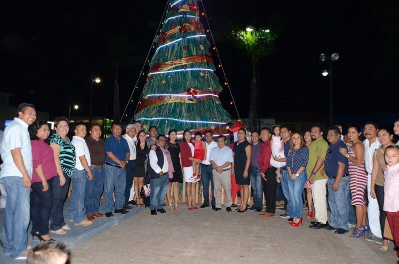 Abre Paoly los festejos decembrinos en la Zona Maya: enciende las luces del árbol navideño