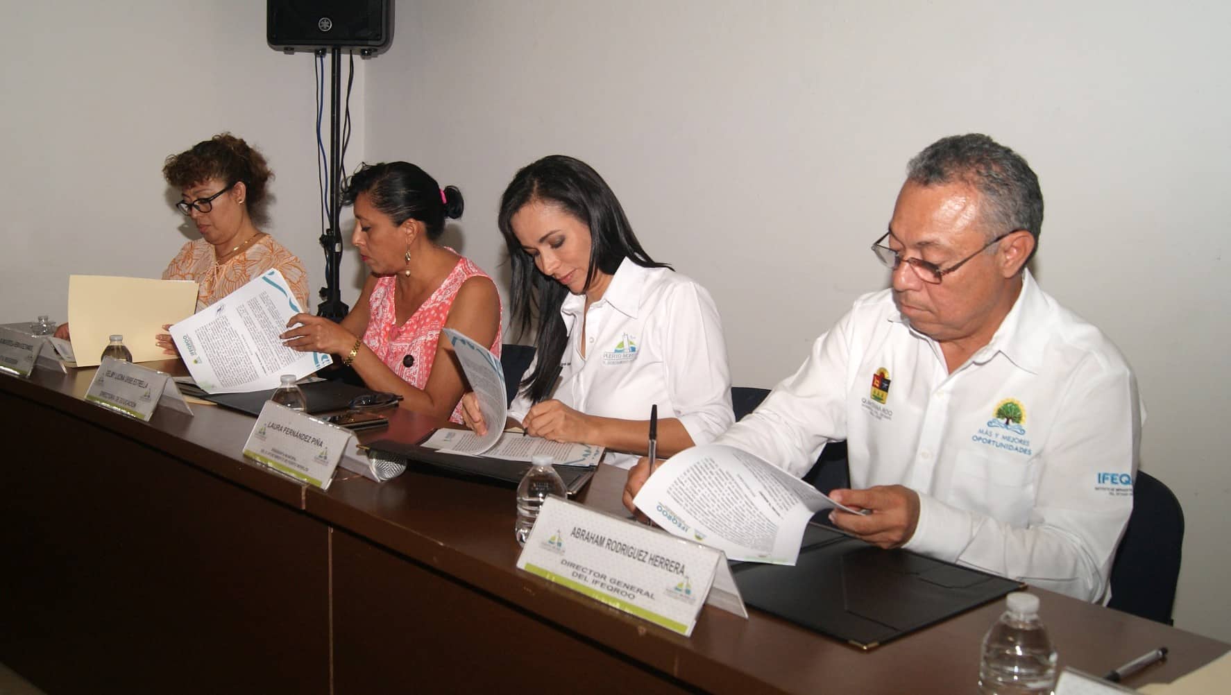 Suscribe Laura Fernández convenio de colaboración con el Ifeqroo