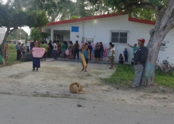Pobladores de Ucum se manifiestan para exigir la remoción de una enfermera