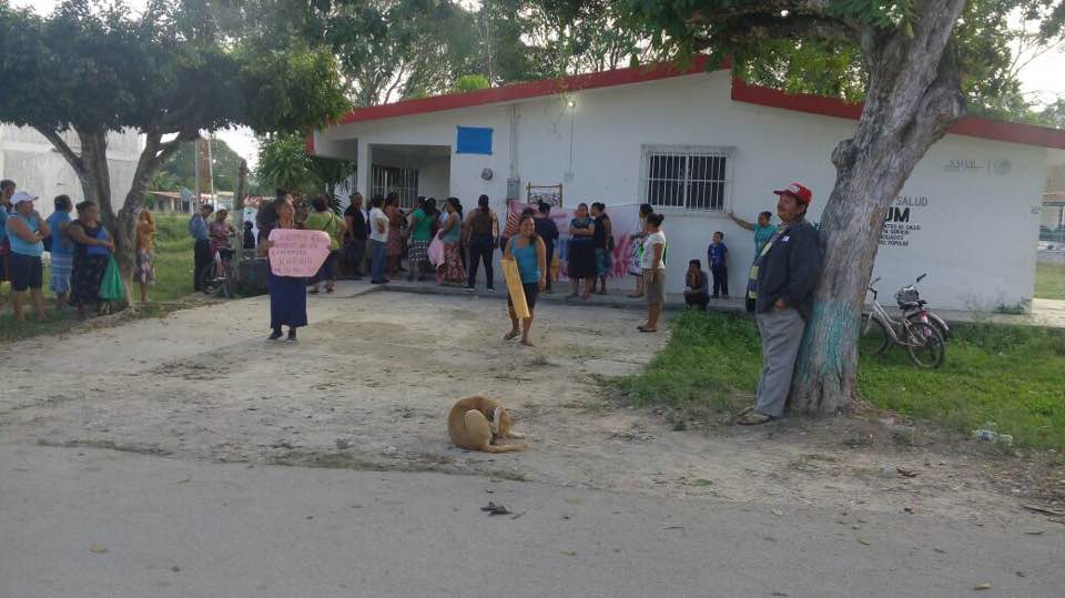 Pobladores de Ucum se manifiestan para exigir la remoción de una enfermera