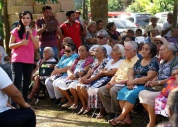 Laura Fernández entrega de cobertores y jornada de vacunación a adultos mayores