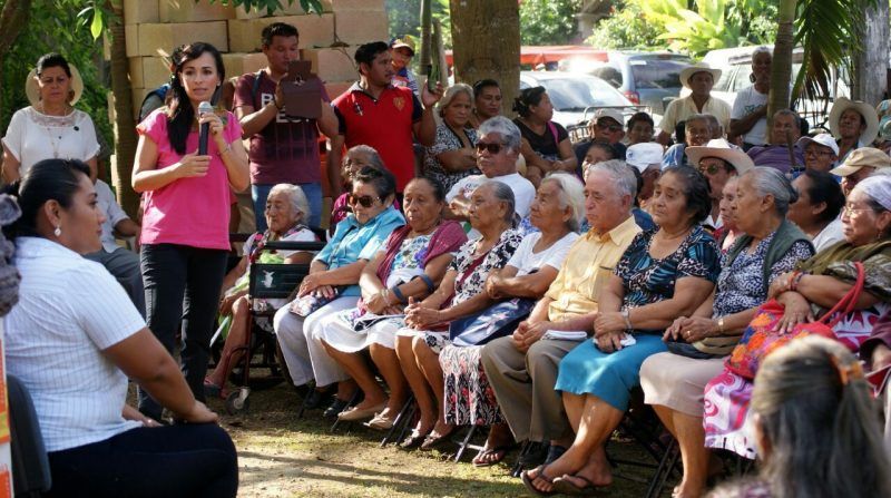 Laura Fernández entrega de cobertores y jornada de vacunación a adultos mayores