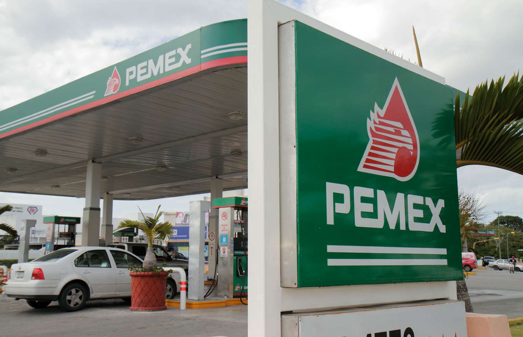 Pemex vende gasolinas 50% más baratas en EU; aquí nos aplica el IEPS, IVA, Romero Deschamps