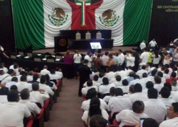 Taxistas de Q. Roo se manifiestan en el Congreso del Estado, exigen «fuera Uber»