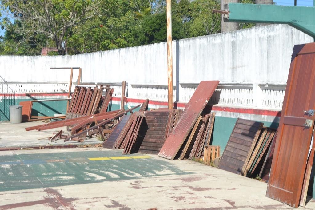 Reciben clases en condiciones deplorables, suspenden remodelación de su escuela