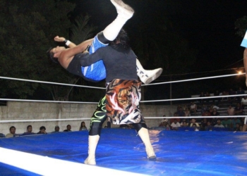 Emocionante noche de Lucha Libre en Chetumal