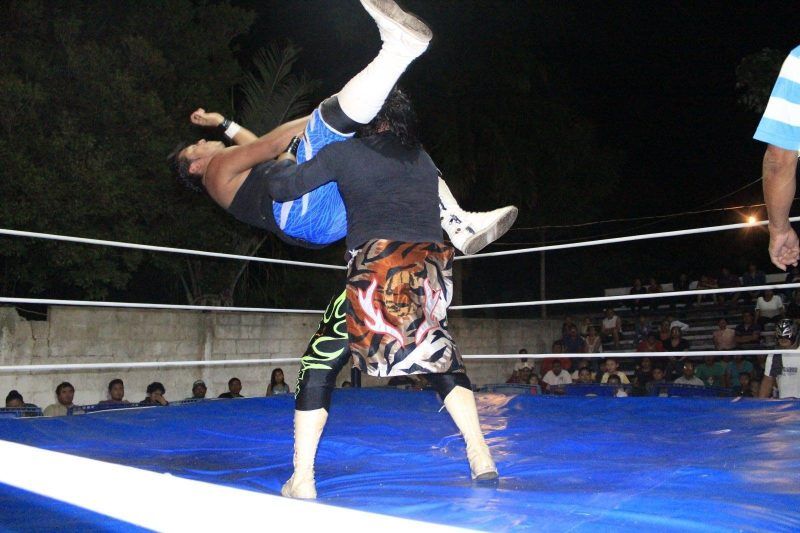 Emocionante noche de Lucha Libre en Chetumal