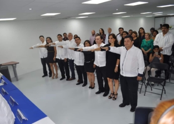 Toma protesta la mesa directiva de la asociación odontológica 2016-2018