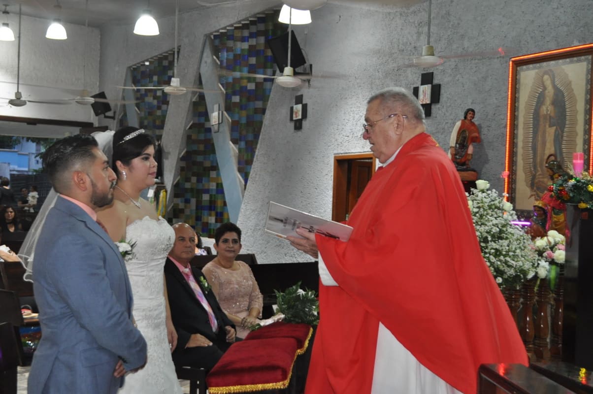 Celebran su boda religiosa y civil Andrea Y Eric
