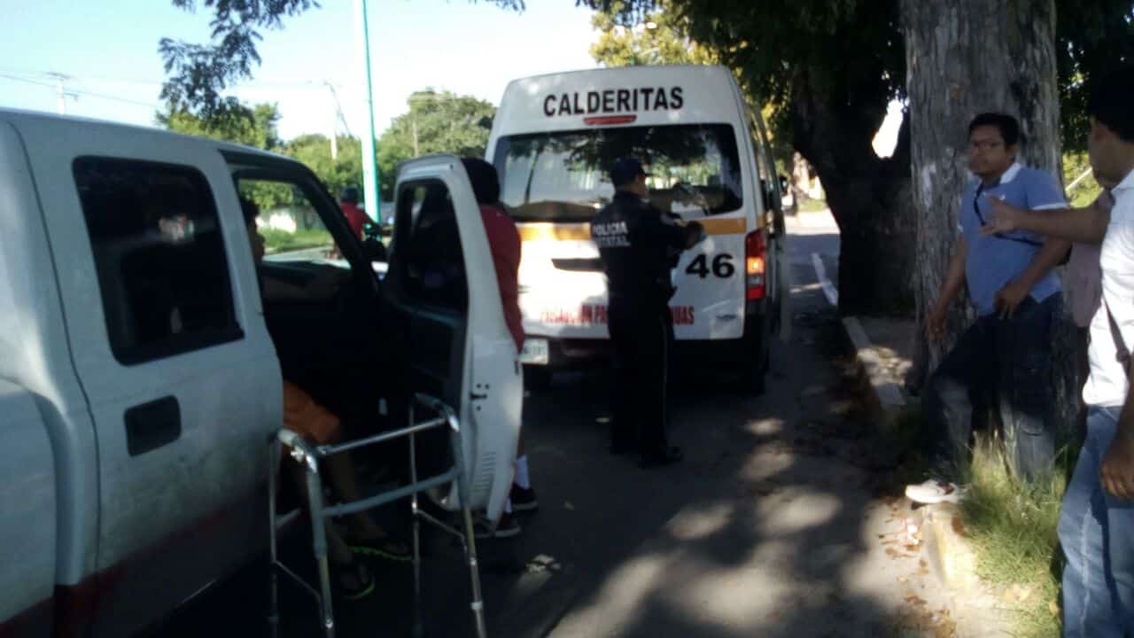Camioneta le da por detrás a combi de pasajeros