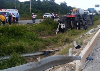 Autobus de turismo volcó con saldo mortal en la carretera Playa del Carmen-Cancún