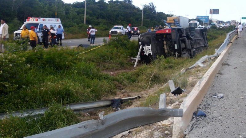 Autobus de turismo volcó con saldo mortal en la carretera Playa del Carmen-Cancún