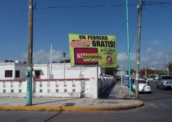 Va Desarrollo Urbano tras letreros con imágenes y leyendas tendenciosas