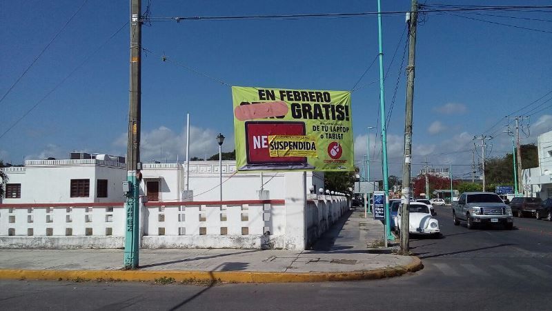 Va Desarrollo Urbano tras letreros con imágenes y leyendas tendenciosas