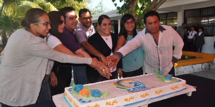 La encargada del ICATQR María del Carmen Marrufo Esquivel cortó el pastel junto con su personal con motivo de los festejos de los 21 años de esta Institución, en donde se contó con la presencia de William Briceño director fundador en 1996.