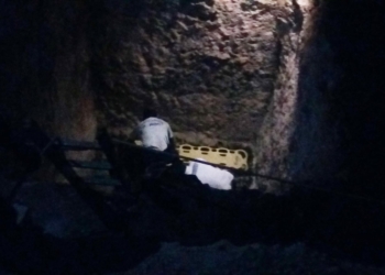 Por no ver donde pisaba, se fue al agujero