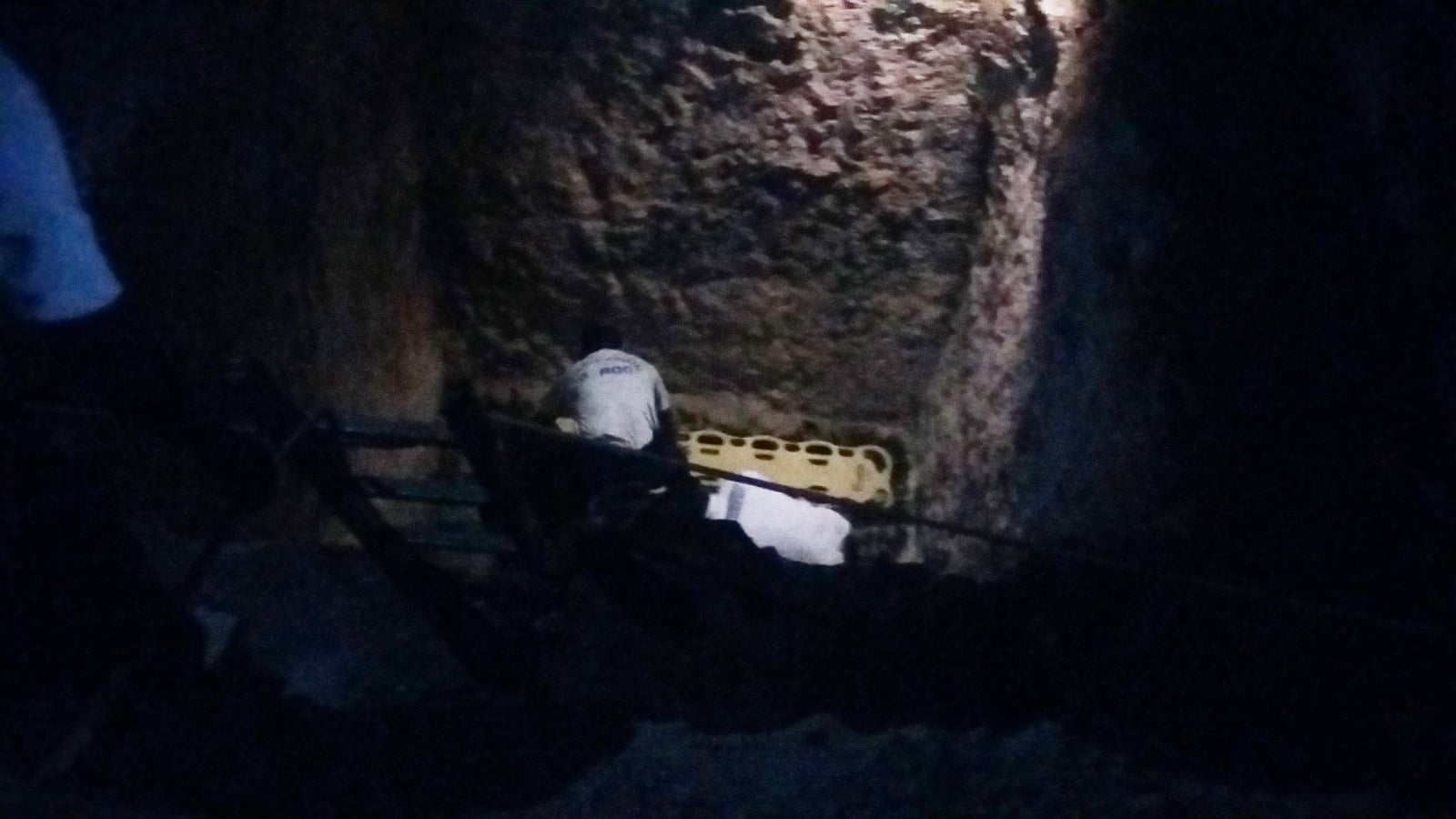 Por no ver donde pisaba, se fue al agujero