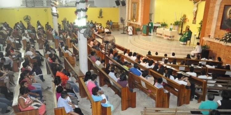 Cientos de feligreses la noche del lunes para despedir al Pbro. Omar Mauricio Cortez Ascencio, quien acude a cumplir con otras responsabilidades sacerdotales en la ciudad de Cancún.