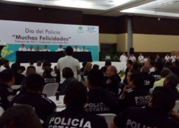 Anuncia Carlos Joaquín bono y aumento salarial a los policías en su día