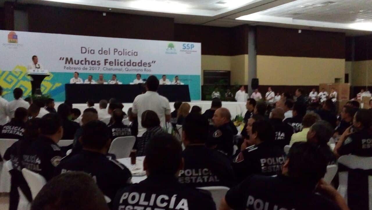 Anuncia Carlos Joaquín bono y aumento salarial a los policías en su día