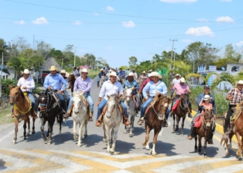 Encabeza Alexander Zetina tradicional cabalgata del 53 Aniversario de Vallehermoso