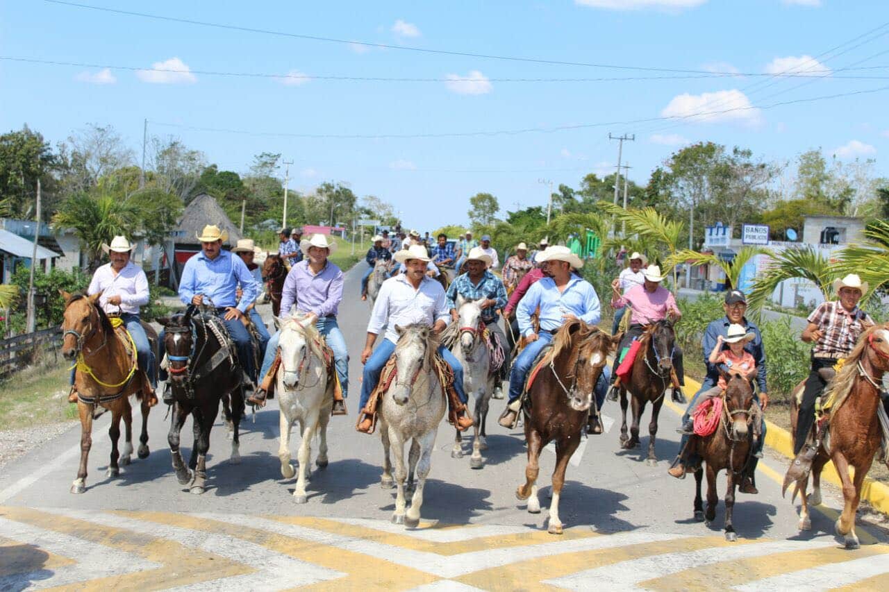 Encabeza Alexander Zetina tradicional cabalgata del 53 Aniversario de Vallehermoso
