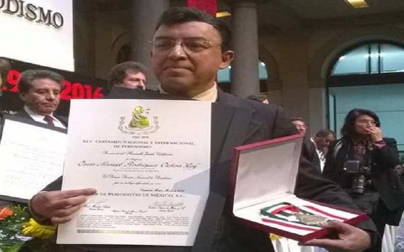 Senado reconoce trayectoria del caricaturista Luy con “La Pluma de Plata”