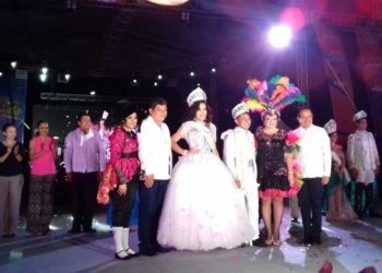 Corona Carlos Joaquín a los Reyes del Carnaval de Chetumal