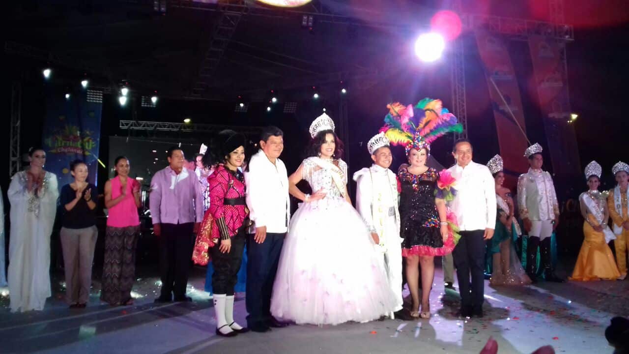 Corona Carlos Joaquín a los Reyes del Carnaval de Chetumal