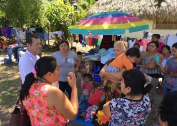 Alcalde de Bacalar toma acuerdo con tianguistas para fortalecer su actividad