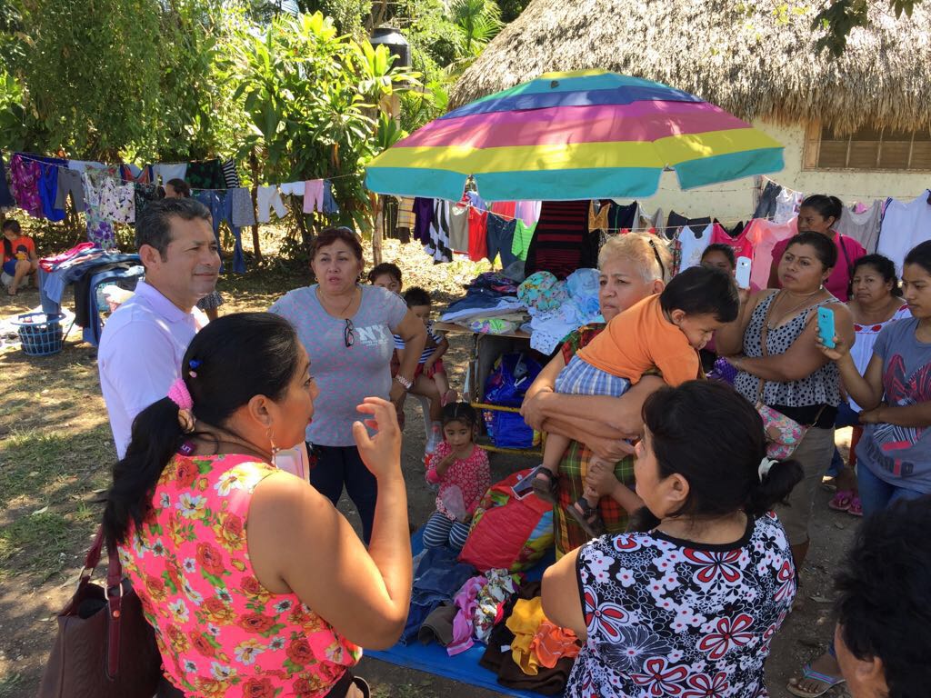 Alcalde de Bacalar toma acuerdo con tianguistas para fortalecer su actividad
