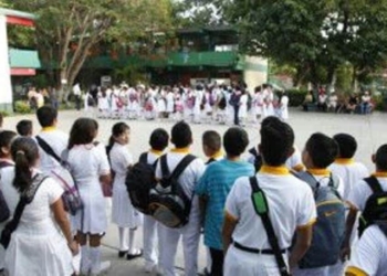 Estudiantes contentos; por fin cayeron las becas
