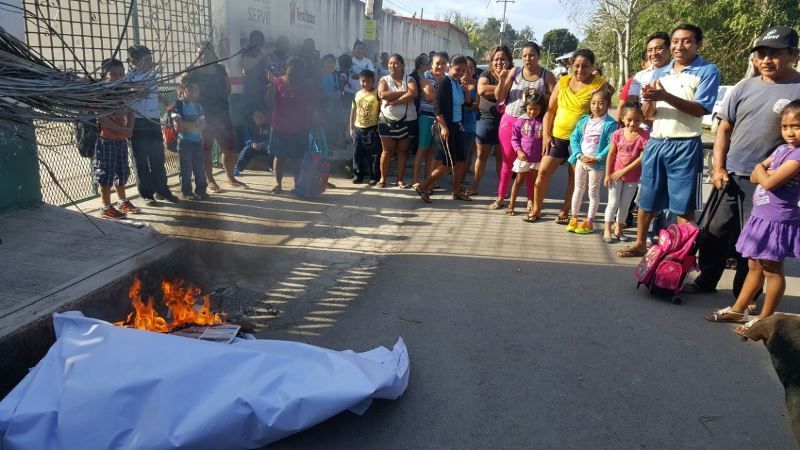 Encorajinados padres de familia toman escuela por falta de mejoras a su infraestructura