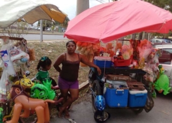 Vendedora ambulante acusa a inspectores por discriminación