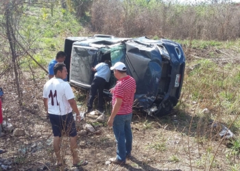 Salen con vida a pesar del aparatoso accidente en Chunhuhub