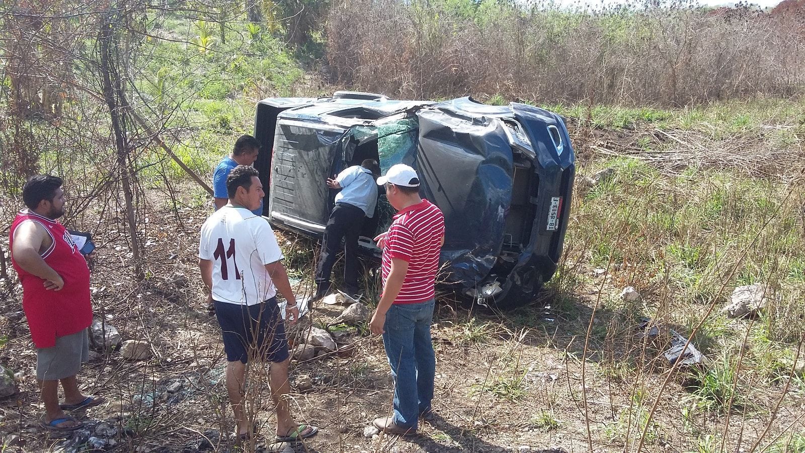 Salen con vida a pesar del aparatoso accidente en Chunhuhub