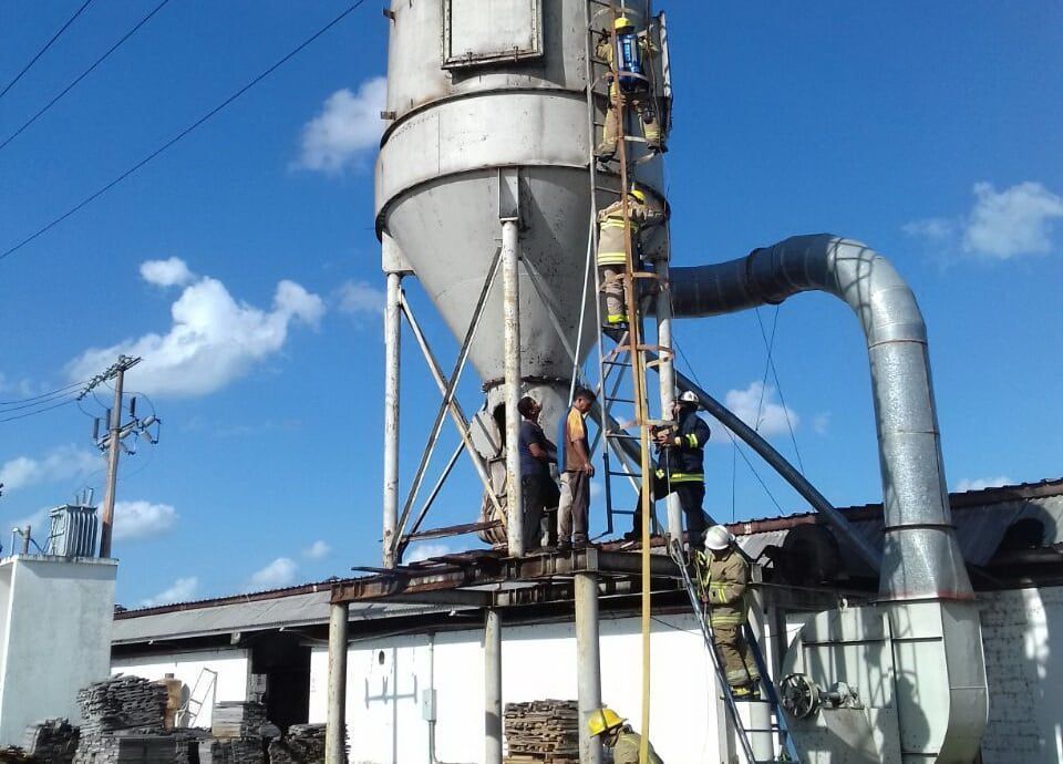 Moviliza a bomberos incendio en zona industrial
