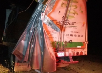 Camión de carga accidentado y abandonado queda a merced del pillaje
