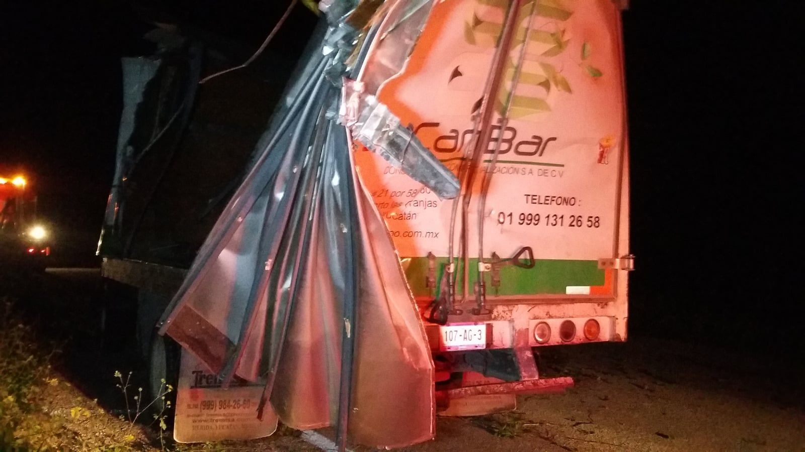 Camión de carga accidentado y abandonado queda a merced del pillaje