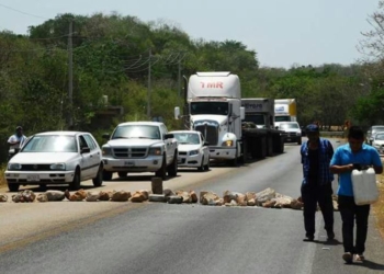 Mototaxistas bloquean la carretera federal José María Morelos-Polyuc