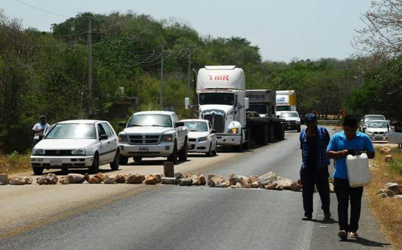 Mototaxistas bloquean la carretera federal José María Morelos-Polyuc