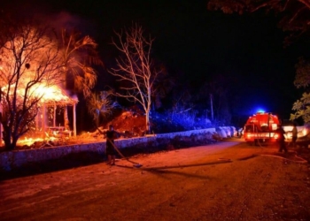 Vándalos provocan incendio múltiple en José María Morelos