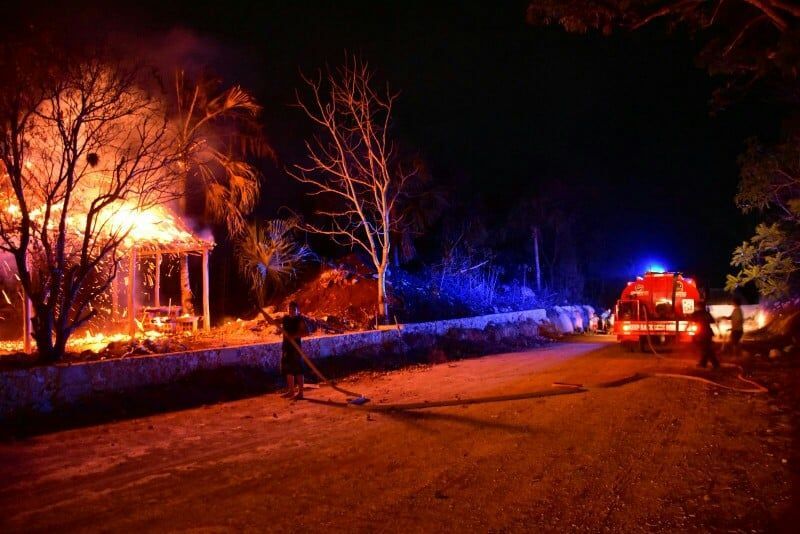 Vándalos provocan incendio múltiple en José María Morelos