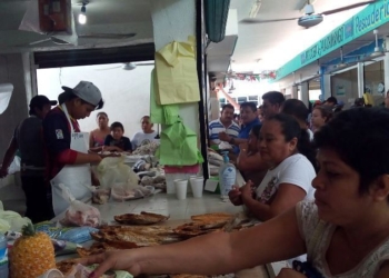 Semana Santa bendice a expendios de productos del mar