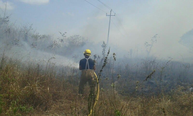 Bomberos  combaten incendio en Sacxan 