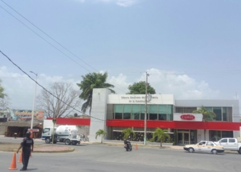 Cae cable de la CFE y la empresa pone 10 horas de plazo para reinstalar la energía eléctrica