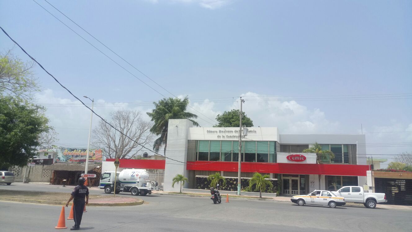 Cae cable de la CFE y la empresa pone 10 horas de plazo para reinstalar la energía eléctrica