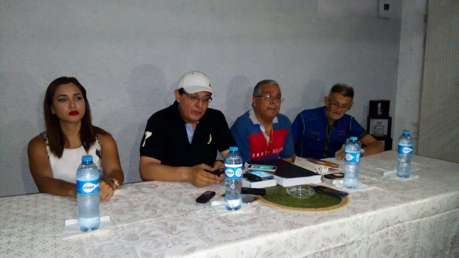 Gabino Andrade, detrás de la defensa de Karla Blancas