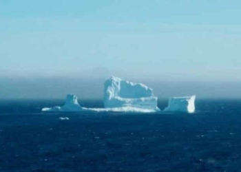 Aparece inmenso iceberg en costas de Canadá