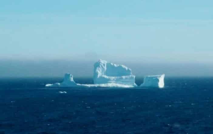 Aparece inmenso iceberg en costas de Canadá